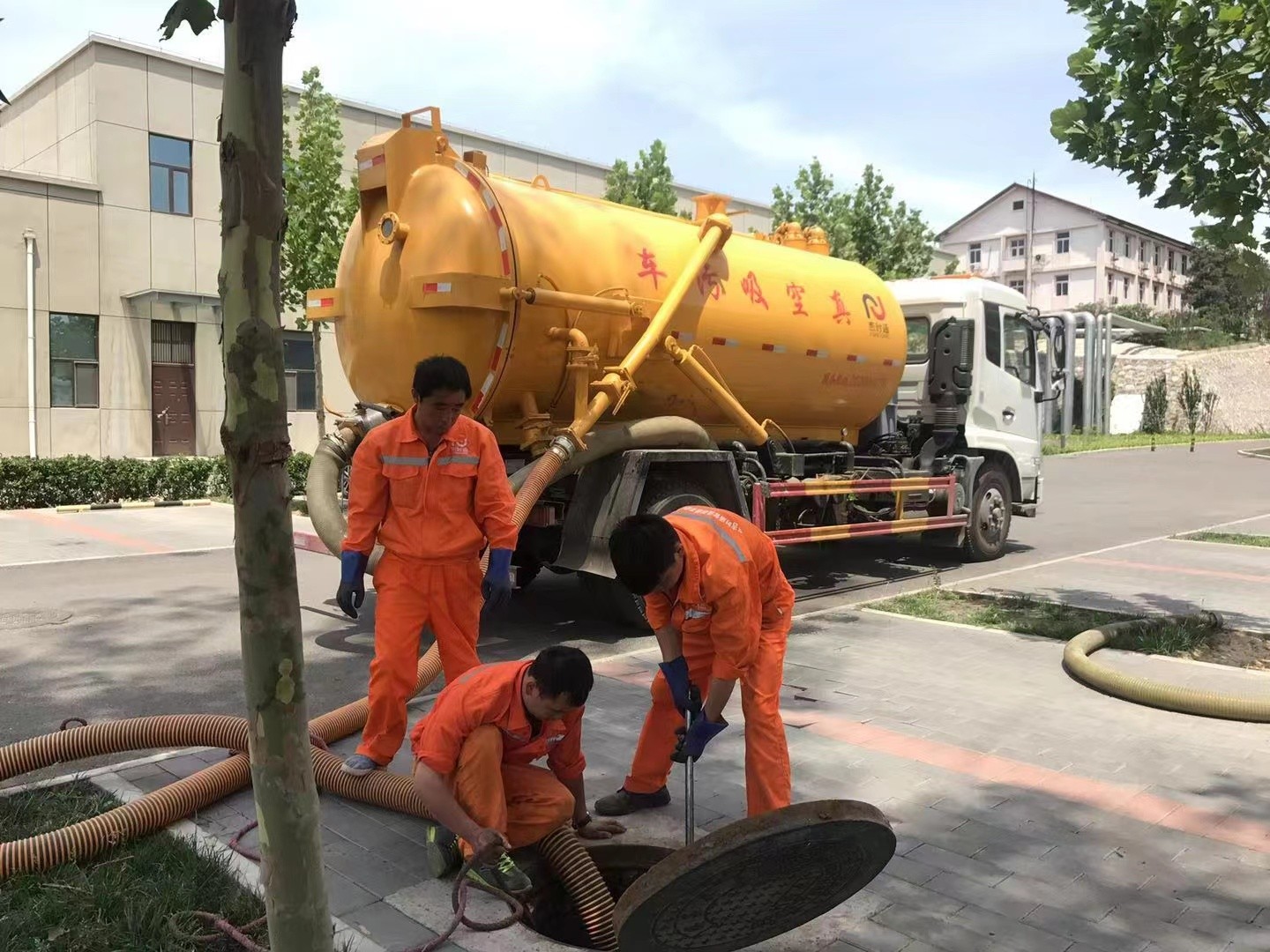 尖草坪管道疏通车停在窨井附近