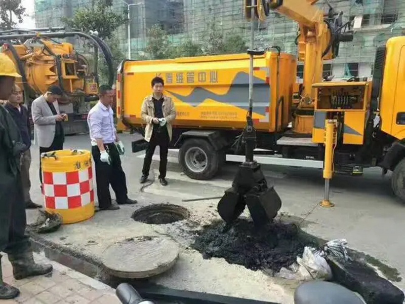 尖草坪街道：网格员化身“清道夫”，为民解忧疏通“堵心”化粪池
