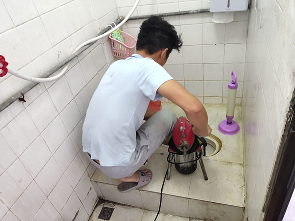 尖草坪肥皂掉到马桶里把马桶堵住了怎么办？马桶堵住了怎么办