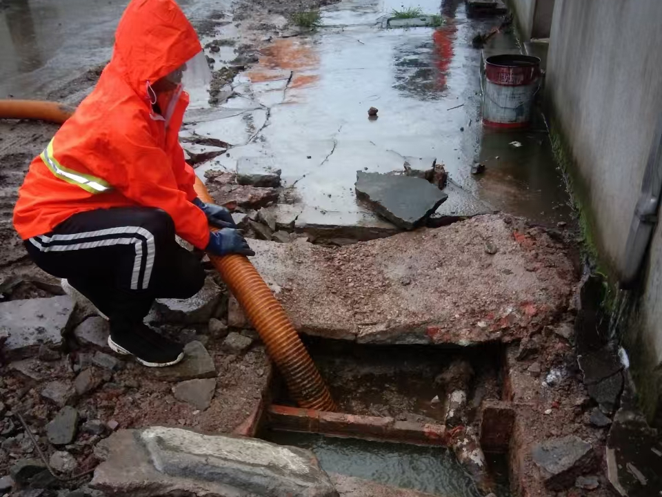 尖草坪专业清理污水池 炜誉市政以规范流程守护城市 “肠道”