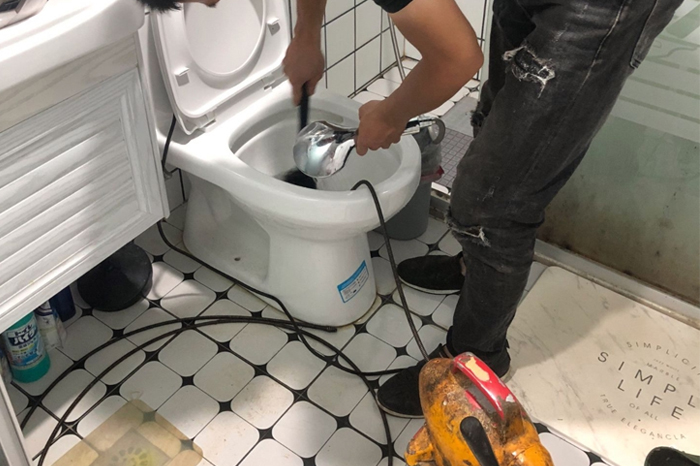 尖草坪马桶堵塞自己疏通还是找师傅?专业上门服务让你省时更省心